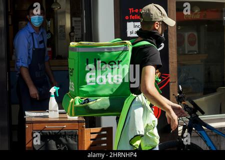 Bukarest, Rumänien – 25. September 2021: Ein Uber isst einen Kurier für die Zustellung von Lebensmitteln und liefert Lebensmittel in der Innenstadt von Bukarest, Rumänien. Stockfoto