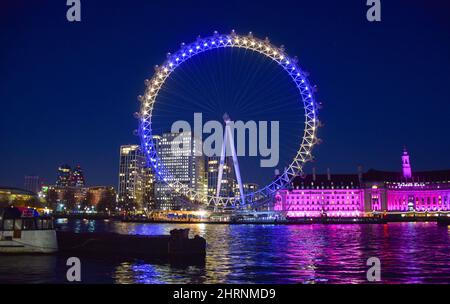 London, England, Großbritannien. 25.. Februar 2022. Das London Eye ist mit den Farben der ukrainischen Flagge zur Unterstützung des Landes nach der russischen Invasion beleuchtet. (Bild: © Vuk Valcic/ZUMA Press Wire) Bild: ZUMA Press, Inc./Alamy Live News Stockfoto