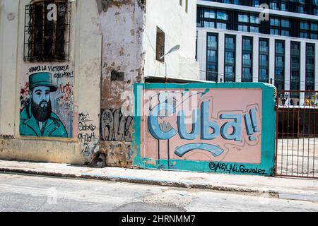 Wandgemälde des kubanischen Führers Fidel Castro und Kubas von den Künstlern vor dem neuen Iberostar Grand Packard Hotel in Havanna, Kuba. Stockfoto