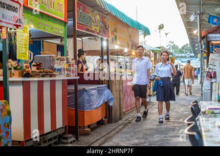 Die Menschen gehen am Grand Night Market spazieren, einem von mehreren Nachtmärkten in Hua hin, Thailand Stockfoto