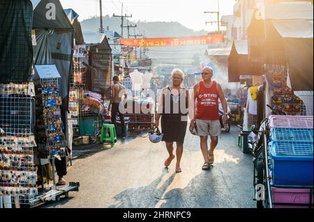 Urbane Szene vom berühmten Nachtmarkt in Hua hin. Hua hin ist eines der beliebtesten Reiseziele in Thailand. Stockfoto