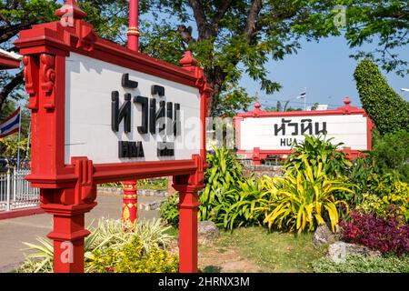 Die ikonischen Hua hin-Schilder am Bahnhof von Hua hin. Stockfoto