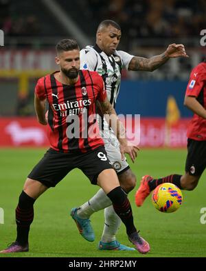 Mailand, Italien. 25.. Februar 2022. Olivier Giroud (L) von AC Mailand spielt mit Walace von Udinese während eines Fußballspiels der Serie A zwischen AC Mailand und Udinese am 25. Februar 2022 in Mailand, Italien. Quelle: Alberto Lingria/Xinhua/Alamy Live News Stockfoto