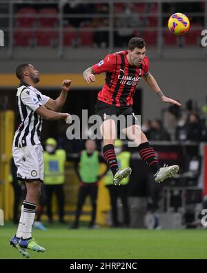 Mailand, Italien. 25.. Februar 2022. Alessio Romagnoli (R) des AC Mailand steht mit Udinese's Beto während eines Fußballspiels der Serie A zwischen dem AC Mailand und Udinese in Mailand, Italien, am 25. Februar 2022. Quelle: Alberto Lingria/Xinhua/Alamy Live News Stockfoto
