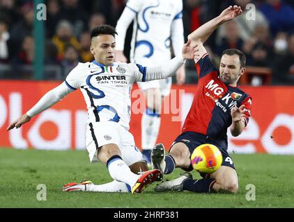 Genua. 25.. Februar 2022. Lautaro Martinez (L) von Inter Mailand steht im Spiel mit Milan Badelj von Genua während eines Fußballspiels der Serie A zwischen Genua und Inter Mailand in Genua, Italien, am 25. Februar 2022. Quelle: Str/Xinhua/Alamy Live News Stockfoto