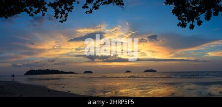 Panorama des spektakulären Sonnenuntergangs am einsamen Strand mit hellen Farben und keine Menschen mit Palmen auf Koh Chang Island, Thailand. Stockfoto