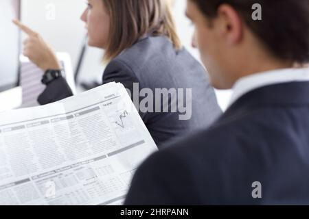 Steigende und abstürzende Marktentwicklung. Aufnahme von zwei Kollegen, die im Büro Finanzforschung betreiben. Stockfoto