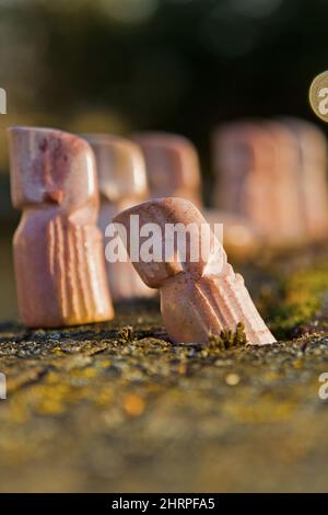 Vertikale Aufnahme der Schachfigur auf dem Stein Stockfoto