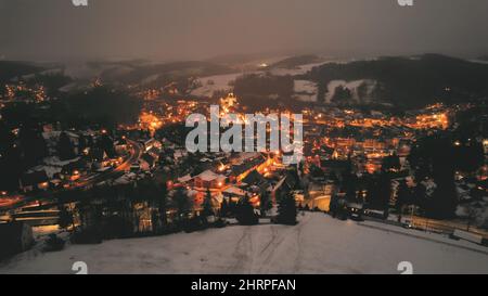 Faszinierende Aufnahme einer Altstadt während des Winters in der Nacht Stockfoto