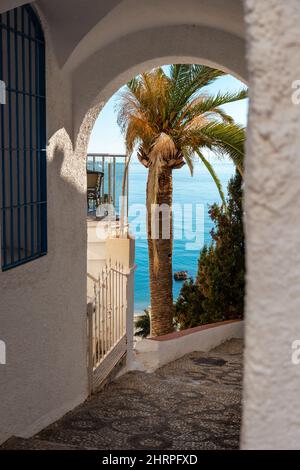 Vertikale Aufnahme eines Pfades zum Strand von Calahonda in der Stadt Nerja, Andalusien, Spanien Stockfoto