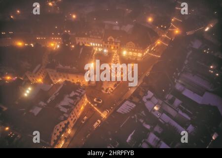 Faszinierende Aufnahme einer Altstadt zu Weihnachten in der Nacht Stockfoto