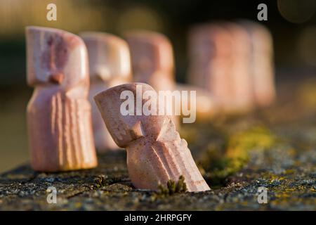 Nahaufnahme von Schachfiguren auf dem Stein Stockfoto