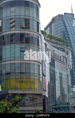 Gebogene Glasfassade des Einkaufszentrums Terminal 21, einem beliebten Einkaufsziel in Sukhumvit, Bangkok Stockfoto