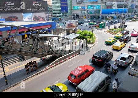 14 Mär 20 Bangkok: Viel Verkehr an der Kreuzung Asok, Kreuzung der Straßen Sukhumvit und Asok Montri, an einem Samstagmorgen Stockfoto