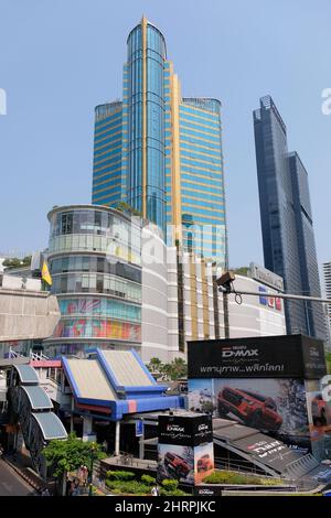 Fassade des Terminals 21 Asok Mall mit angrenzendem Grande Center Point Hotel, Watthana District, an der Kreuzung der Straßen Sukhumvit und Asok Montri Stockfoto