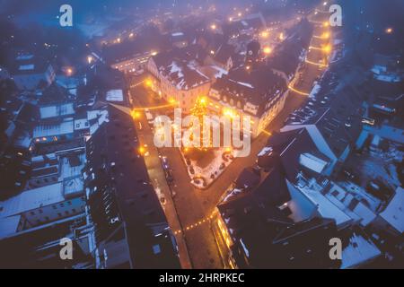 Faszinierende Aufnahme einer Altstadt zu Weihnachten in der Nacht Stockfoto