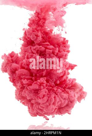 Bunte Explosion. Studioaufnahme von rosa Tinte im Wasser vor weißem Hintergrund. Stockfoto