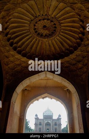 Vertikale Aufnahme des Safdarjung-Grabes durch das Eingangstor im Vordergrund in Delhi, Indien Stockfoto