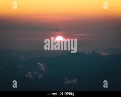 Silhouette von Bergen mit buntem Himmel bei Sonnenuntergängen in San Jose del pacifico, Mexiko Stockfoto