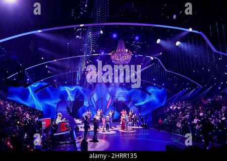 Köln, Deutschland. 25.. Februar 2022. Die Paare warten auf die Entscheidung in der RTL-Tanzshow „Let's Dance in the Coloneum“. Quelle: Rolf Vennenbernd/dpa/Alamy Live News Stockfoto