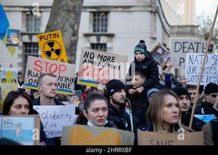 London, Großbritannien. 25.. Februar 2022. Mehr als Tausende Ukrainer und ihre Anhänger versammelten sich am zweiten Tag vor der Downing Street, seit Putin die Invasion der Ukraine erklärt hat. Sie forderten die Welt auf, rasch zu handeln, um Russland zu sanktionieren, einschließlich Russland von SWIFT abzuschneiden. (Foto von Hesther Ng/SOPA Images/Sipa USA) Quelle: SIPA USA/Alamy Live News Stockfoto