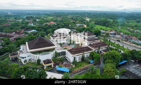 Luftaufnahme der Al Bantani Moschee in serang. Draufsicht auf den Moscheewald. Banten, Indonesien, 26. Februar 2022 Stockfoto