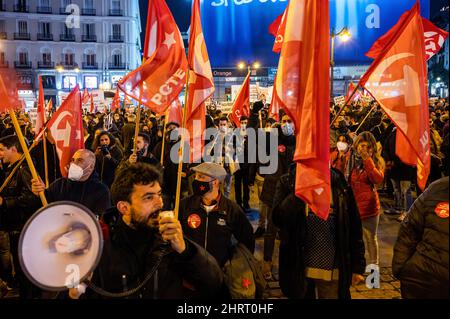 Madrid, Spanien. 26.. Februar 2022. Demonstranten halten Flaggen und Parolen während einer Demonstration gegen den Krieg zwischen Russland und der Ukraine und die Rolle der NATO auf dem Puerta del Sol Platz in Madrid. Kredit: SOPA Images Limited/Alamy Live Nachrichten Stockfoto