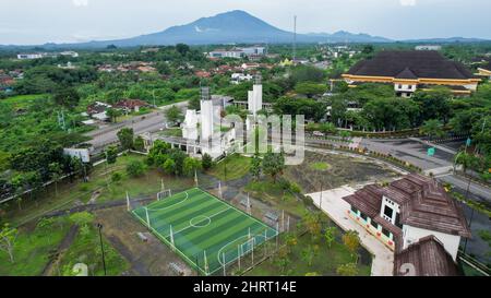 Luftaufnahme der Al Bantani Moschee in serang. Draufsicht auf den Moscheewald. Banten, Indonesien, 26. Februar 2022 Stockfoto