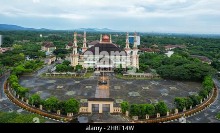 Luftaufnahme der Al Bantani Moschee in serang. Draufsicht auf den Moscheewald. Banten, Indonesien, 26. Februar 2022 Stockfoto