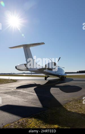 Arlington, Washington, USA. 25.. Februar 2022. Mitglieder der Bodencrew bereiten den Prototyp des vollständig elektrischen Flugzeugs Alice für einen Taxistest im Eviation-Hauptquartier im städtischen Flughafen Arlington vor. Eviation erwartet, dass Alice in den kommenden Wochen den ersten Flug antreten wird, bis weitere Vorbereitungen für Taxis und Flugtests anstehen. Quelle: Paul Christian Gordon/Alamy Live News Stockfoto