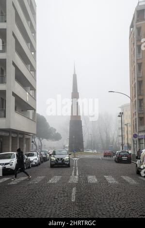 Nahaufnahme der terni Straße von Cesare Battisti und der Handelskammer mit Nebel Stockfoto