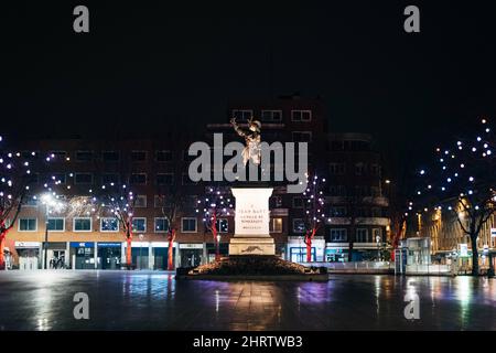 Statue von Jean Bart, umgeben von beleuchteten Bäumen und Gebäuden in Dunkirk, Frankreich Stockfoto