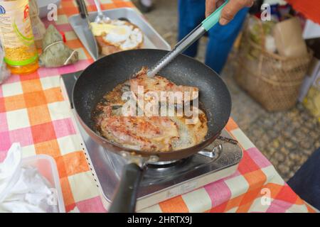 Gebratenes Schweinefleisch in der Pfanne . Thai-ESSEN hausgemacht Stockfoto