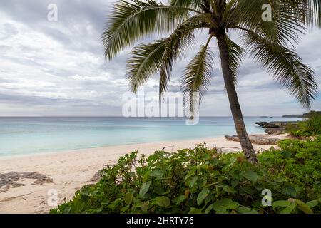 Weißer Sand von Plage de Peng auf der Insel Lifou in Neukaledonien. Stockfoto