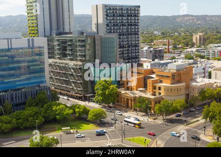 Adelaide, Australien, vom Victoria Square aus gesehen, mit dem Adelaide Magistrates Court im Vordergrund und den Mount Lofty Ranges im Hintergrund. Stockfoto