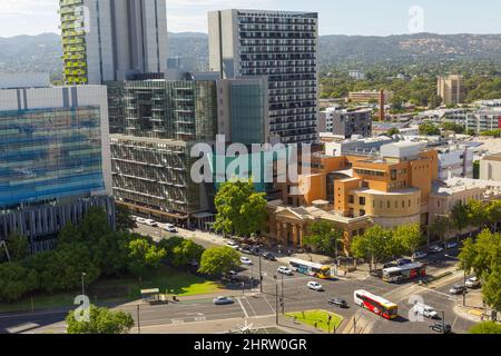 Adelaide, Australien, vom Victoria Square aus gesehen, mit dem Adelaide Magistrates Court im Vordergrund und den Mount Lofty Ranges im Hintergrund. Stockfoto