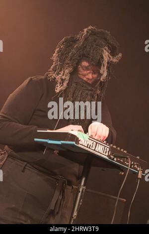 Southampton, Großbritannien. 24.. Februar 2022. Peter Ashtray, Keyboard- und Synth-Spieler mit der britischen Post-Punk-Indie-Gruppe, schnappte Knöchel, die sich inkognito als Bäume kleiden, Tarnanzüge tragen und sich selbst als „Waldvolk“ bezeichnen, die live auf der Bühne des 1865 in Southampton auftreten. (Foto von Dawn Fletcher-Park/SOPA Images/Sipa USA) Quelle: SIPA USA/Alamy Live News Stockfoto