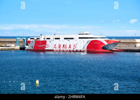 Autofähre am Dock von Puerto de la Estaca auf El Hierro geparkt. Transport zwischen den Inseln. Stockfoto