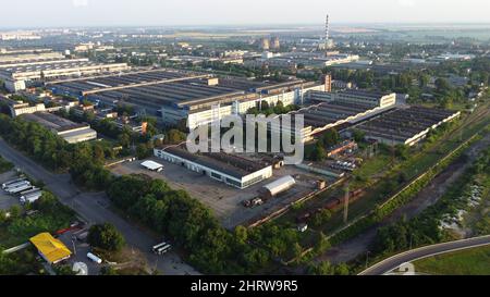 Flugdrohnen-Rundflug über Industriegebiet am Sommermorgen Stockfoto