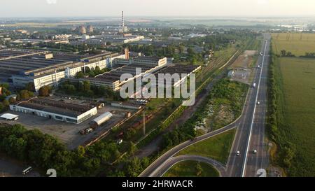 Luftdrohnenflug über Industriegebiet und Autobahn mit fahrenden Autos Stockfoto