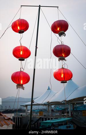 Traditionelle rote Laternen am Ufer von Cheung Chau, einer abgelegenen Insel in den New Territories von Hongkong Stockfoto