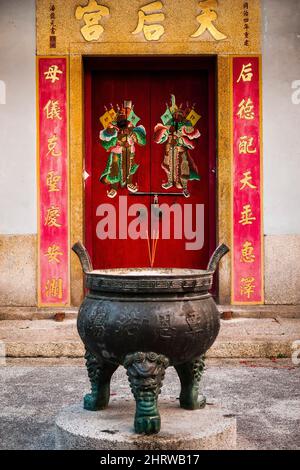 Der Eingang des Tin Hau Tempels in der Chung hing Street, Cheung Chau, einer abgelegenen Insel der New Territories von Hongkong Stockfoto