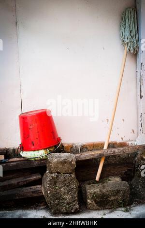 Ein Eimer und ein Wischmopp trocknen in Mui wo, Lantau Island, Hong Kong Stockfoto