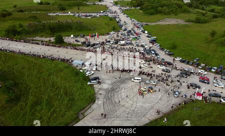 Ziehen Sie das Recing. Automobilwettbewerb. Viele Menschen Autos. Draufsicht. Stockfoto