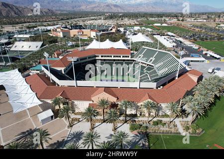 Eine Luftaufnahme des Stadions 2 (Vordergrund) und des Stadions 1 im Indian Wells Tennis Garden, Freitag, 25. Februar 2022, in Indian Wells, Calif. Die Anlage Stockfoto