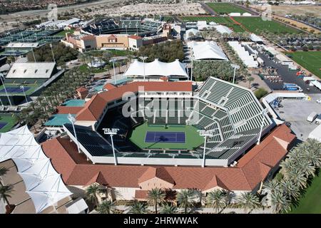 Eine Luftaufnahme des Stadions 2 (Vordergrund) und des Stadions 1 im Indian Wells Tennis Garden, Freitag, 25. Februar 2022, in Indian Wells, Calif. Die Anlage Stockfoto