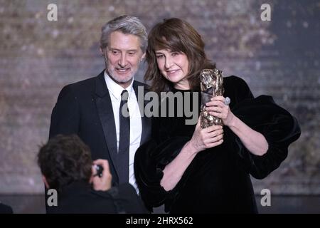 Paris, Frankreich. 25.. Februar 2022. Antoine De Caunes posiert mit Valerie Lemercier, die den Cesar Award für die beste Schauspielerin für den Film „Aline“ während der Verleihung der Cesar Film Awards 47. im Olympia in Paris, Frankreich, am 25. Februar 2022 erhält. Foto von Aurore Marechal/ABACAPRESS.COM Quelle: Abaca Press/Alamy Live News Stockfoto