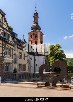 Bad Kreuznach, Rheinland-Pfalz, Deutschland - 29. Juni 2021: Blick auf die nahe-Brücke und die nahe mit der Pauluskirche im Hintergrund Stockfoto