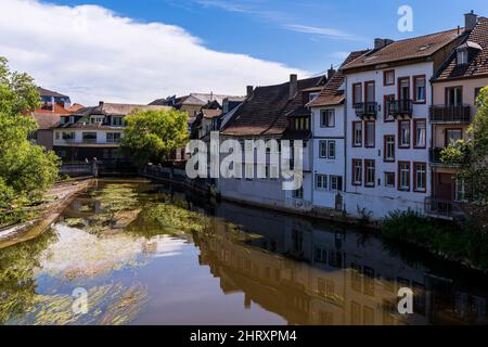 Bad Kreuznach, Rheinland-Pfalz, Deutschland - 29. Juni 2021: Häuser am Mühlenteich Stockfoto