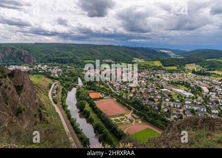 Bei Bad Münster am Stein, Rheinland-Pfalz, Deutschland - 29. August 2021: Blick vom Rotenfels Richtung Bad Münster und Ebernburg Stockfoto